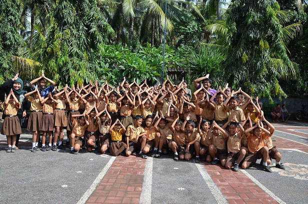 1-102 Local school visit group picture