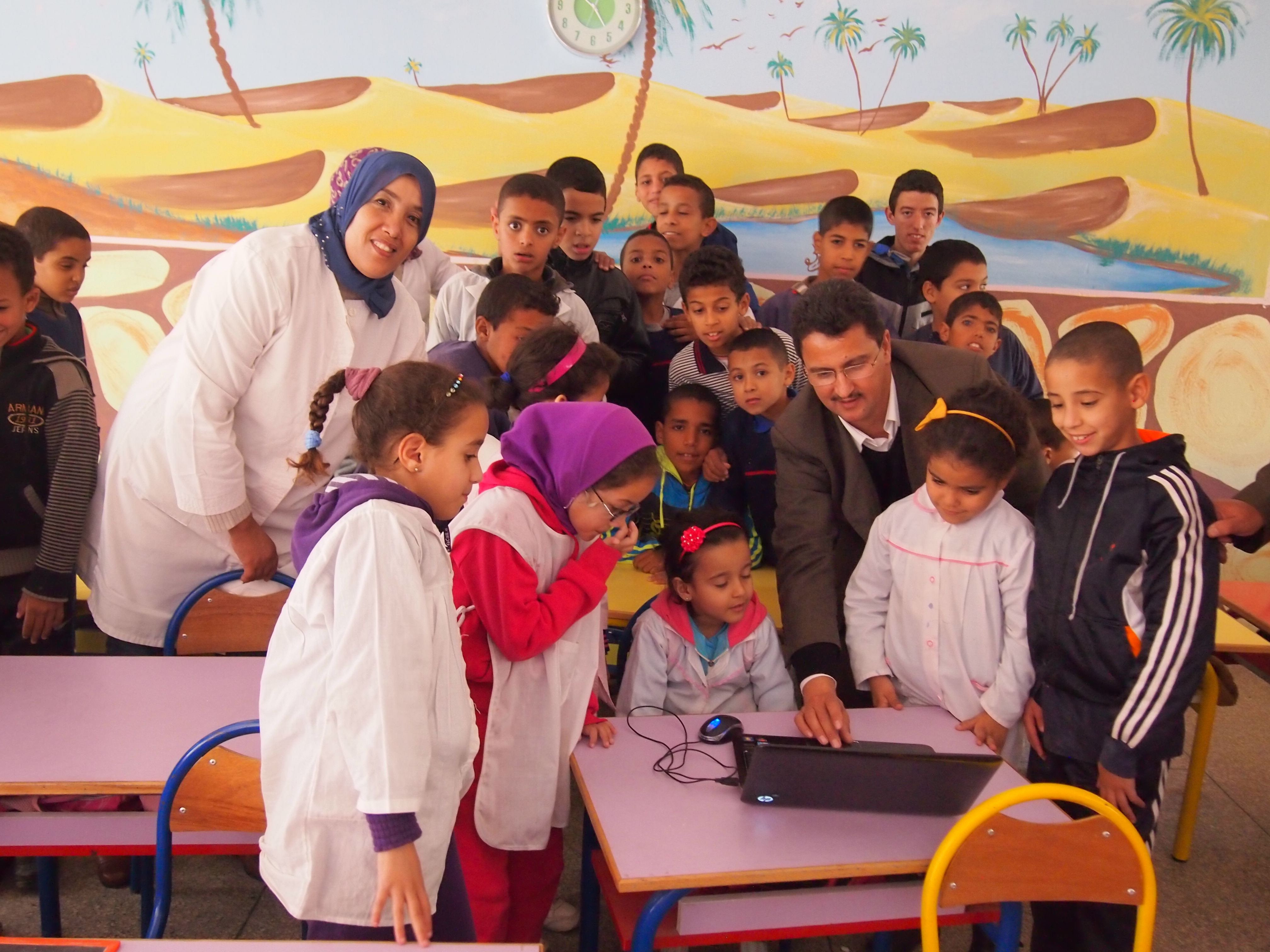 3-106_Abdelhadi Soudi shows students how to use the translation software 