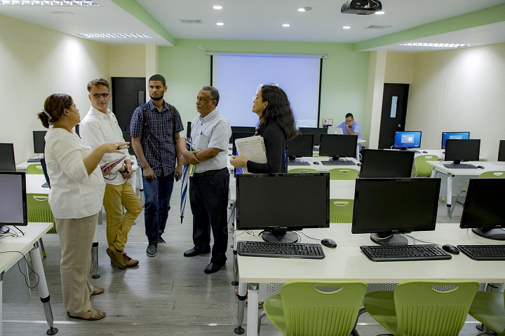 5-400computer laboratory at UCE San Pedro